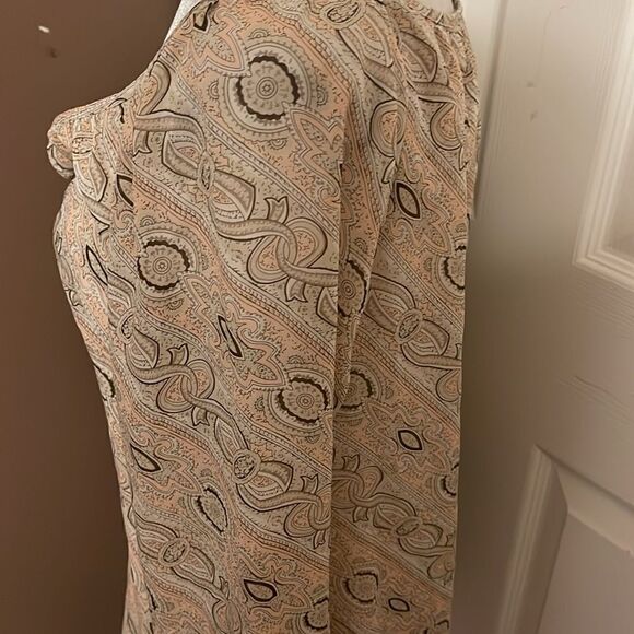 Ann Taylor Loft Blouse. Size 8 EUC - Picture 4 of 7